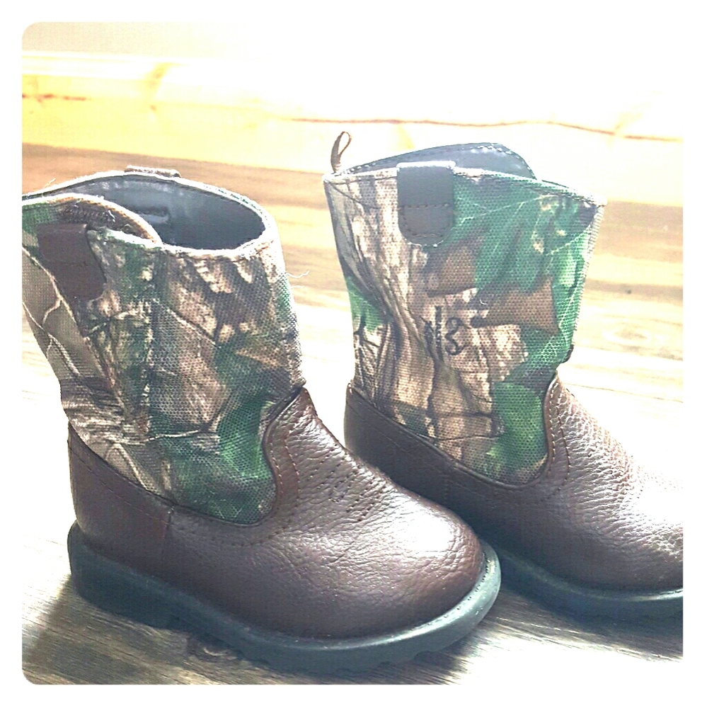 Boys camo boots size 4